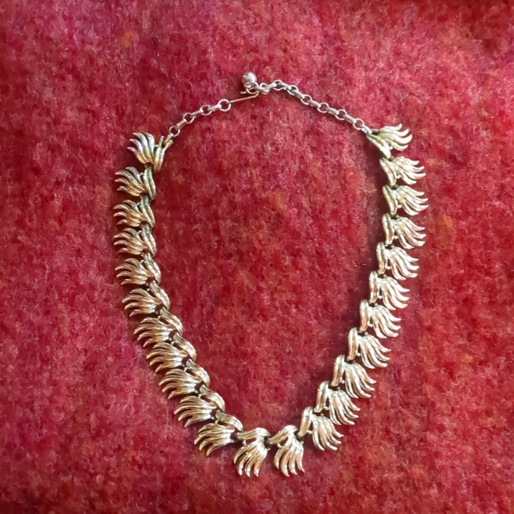 Vintage CORO* Leaf Link necklace/choker. Silvertone metal w/ chain hook clasp